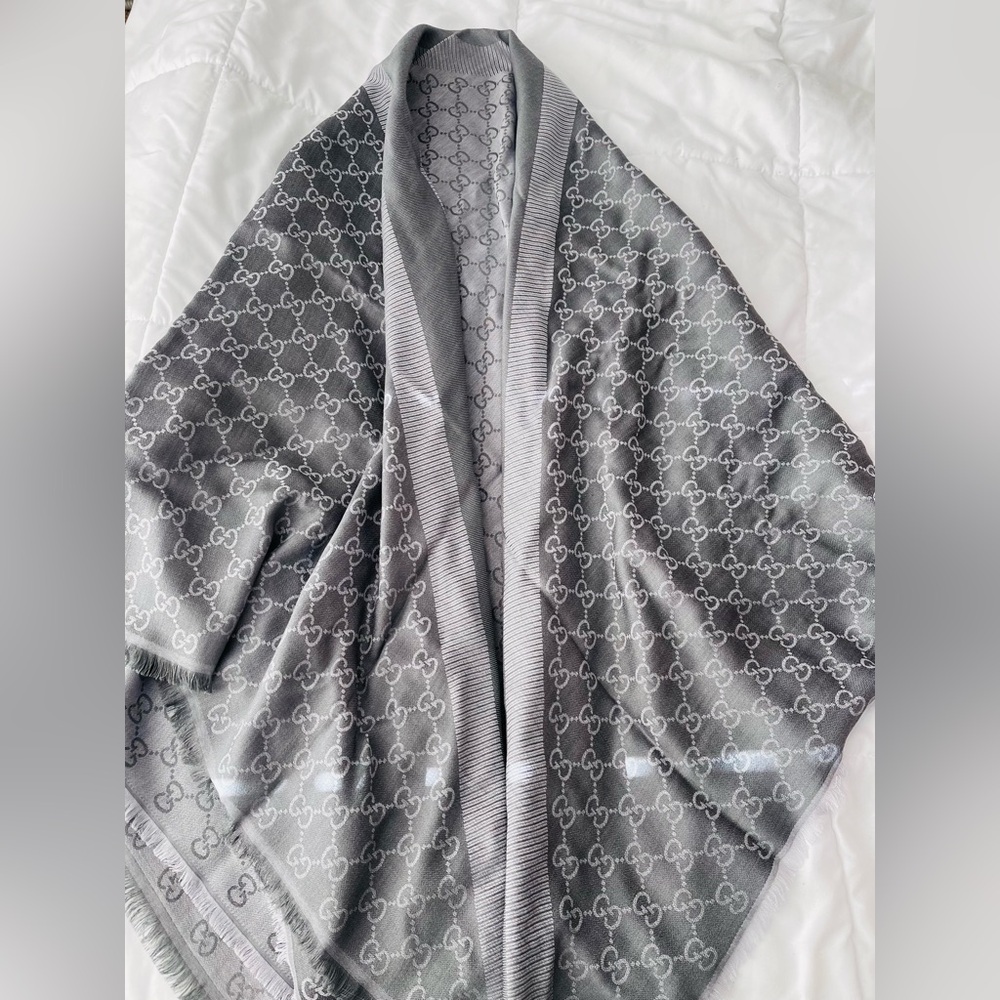 ⭐️ NWT Women’s Gucci Pearl Medium Grey GG Monogram Shawl ⭐️ - Picture 2 of 7